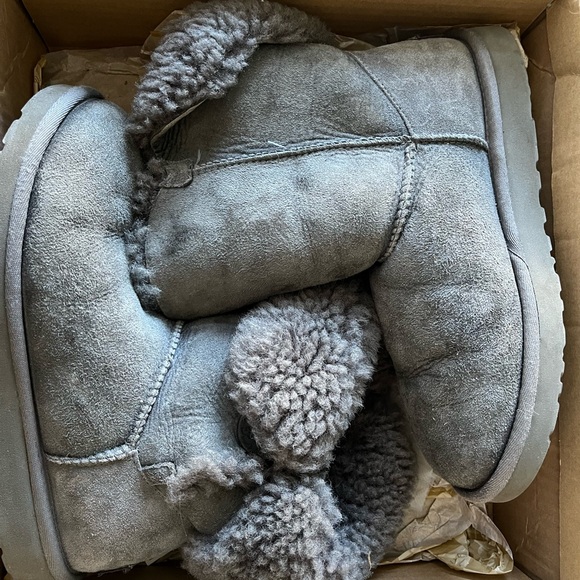 Uggs - Bailey Button Grey - Picture 3 of 5